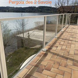 Osez la transparence avec les gardes-corps en aluminium et leurs soubassements vitré sont idéales pour laisser passer la lumière tout en assurant une sécurité optimale pour éviter les risques de chutes.