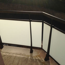 Envie de profiter de votre terrasse ou balcon en toute sécurité et de donner du cachet à votre habitation ? Esthétique, discret et s'adaptant à tous les types d'habitation, le garde-corps alu en verre séduit de plus en plus de propriétaires.