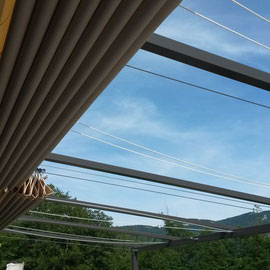 pergola en acier sur-mesure avec la pose d'une toile coulissante sur câble