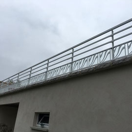 Pour protéger votre famille contre la chute et apporter une finition design et élégante à votre installation, les gardes-corps en aluminium ou balustrades sont un équipement nécessaire pour assurer votre tranquillité au quotidien. 