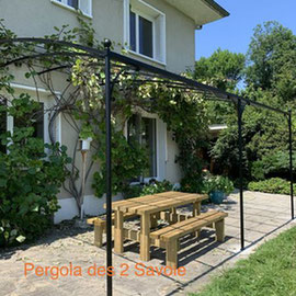 mise en place d'une pergola en fer forgé recouverte de végétation près de grenoble