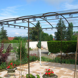Mise en place d'une pergola en fer forgé