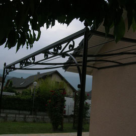 fabrication et installation d'une pergola en fer forgé en Savoie, Haute-Savoie, Isère et Ain