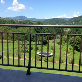 La balustrade en aluminium avec son style traditionnel en barreaudage vertical, est une valeur sûre pour vous protéger des éventuels risques de chutes. Fabriqués en France, les garde-corps alu sont durables dans le temps et faciles d'entretien. 