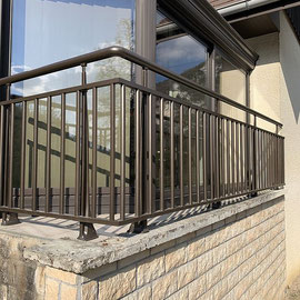 Le garde-corps en aluminum avec son style traditionnel en barreaudage vertical est une valeur sûre pour vous protéger des éventuels risques de chutes. Son esthétique sobre n'en ai pas moins élégante et conviendra à tous les goûts. 