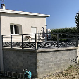 En aluminium, le garde corps offre une variété de finitions et de styles permettant une personnalisation adaptée aux préférences esthétique et fonctionnels. L'aluminium contribue aussi à des solutions durables.