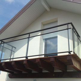 Vous avez un balcon, une terrasse ou un escalier en hauteur ? Protégez vos espaces surélevés de tout risque de chute avec des rambardes ou garde-corps en alu. Son habillage en verre offre une esthétique graphique qui s'amuse entre le plein et le vide. 