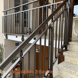 Le garde-corps en aluminium est robuste et anti-corrosion, il s'adaptera à toutes vos structures pour vous offrir une meilleure sécurité mais aussi un design très sobre et moderne.