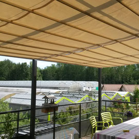 installation d'une toile coulissante sur une pergola en acier sur-mesure
