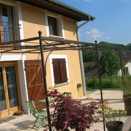 pose d'une pergola en fer forgé style élégante et chaleureuse