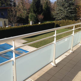 Vous souhaitez une barrière de protection pour votre piscine ? Le garde-corps en aluminium sur-mesure est fait pour vous. Avec son esthétique sobre et élégant, il s'intègrera parfaitement à votre environnement. 