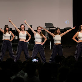 Die Tanzgruppe «Back to Future» (Freifach Tanzen Oberstufe) ist in diesem Jahr erstmals an der Maturafeier dabei. Mit ihren Tanzkünsten sorgen sie für abwechslungsreiche Unterhaltung. (Bild: Calissa Ineichen und Chiara Bosshart)