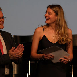 Elin Amina Renggli wird für die zweitbeste Matura mit einem Notenschnitt von 5.54 vom Rotary Club Sursee ausgezeichnet. Rektor Ulrich Salm überreicht den Preis als Stellvertreter. (Bild: Calissa Ineichen und Chiara Bosshart