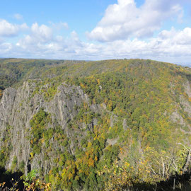 Steil abfallende Felswand