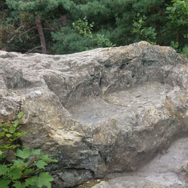Das Steinsofa hinter den Hans Mönch- Felsen