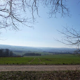 Blick ins Aartal nach Hahnstätten und rechts im Bild (hinter dem Strommast) der große Kalksteinbruch