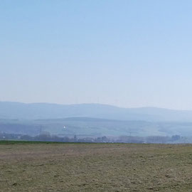 Taunuskamm (ganz rechts im Dunst der Große Feldberg)