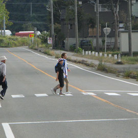 横断歩道を渡りましょう