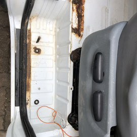Rost der noch nicht abgetragen ist  (Fahrerhaus auf der Fahrerseite)