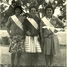 A la derecha, Pepa (la de Juanico), seguida de Antonia (la de Longino) ...