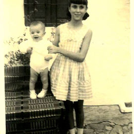 Pepa (la de Longino) con su hermano Paco.