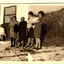  Esta foto la ha subido Paqui González Muñoz. Cinco generaciones de su familia, casi ná. Según comenta ella en la publicación original son su bisabuela Felipa (que murió con 110 años), su abuela Dominga, su madre, su hermana y su sobrino. Una foto así no 