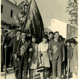 El que porta la bandera es Longino, guarda de la Hermandad De Labradores de Sabariego, Aniceto,  “El boquerón” etc…