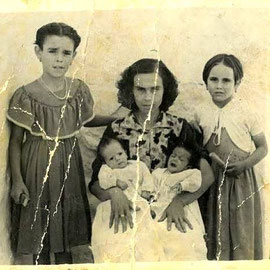  Familia “Los Chocolates” En el centro, los padres: Raimundo Moral y Serafina con los bebés mellizos, Felipe y Raimundo. A la derecha una de las hijas, Pepa. A la izquierda, otra de sus hijas, Serafina. En La Solana