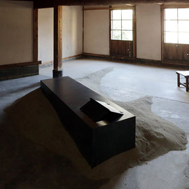 消えていくこと　鉄、砂、椅子、音源（2015）名古屋芸術大学常滑工房　常滑フィールドトリップ2015にて（撮影:坂倉 守）