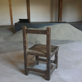 消えていくこと　鉄、砂、椅子、音源（2015）名古屋芸術大学常滑工房　常滑フィールドトリップ2015にて