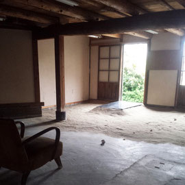海に行くつもりだったのに　漆、木材、砂、椅子、音源（2014）名古屋芸術大学常滑工房　常滑フィールドトリップ2014にて