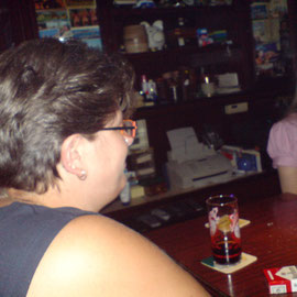 Meine Frau an der Theke