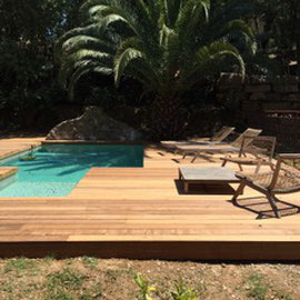Création piscine adapté à son environnement terrasse Bois Pays d'Aix en Provence