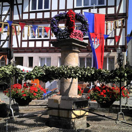 Blumenschmuck am Brunnen