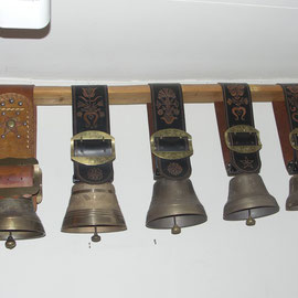 Glocken-Ensemble mit geschnitzten Lederriemen und gepunzten Schnallen
