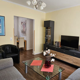 ... mit modernermFlachbildfernseher und DVD-Player