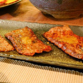 ボクの中で牛タンは丸いと思ってたが四角く肉厚で炭火焼でジュースィーな牛タン。最高。