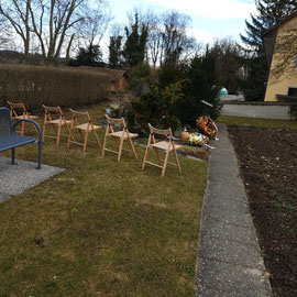 Friedhofgärtner Zbinden arrangieren und platzieren Stühle vor Ort
