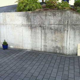Vorher: unschöne Beton-Gartenmauer