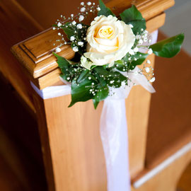 Hochzeitsdekoration in der Kirche mit apricot Rose
