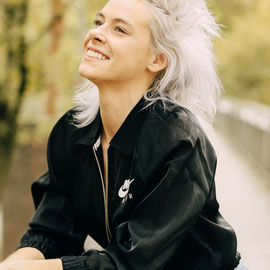 portrait d'une comédienne qui sourit pour un shooting en lumiére naturelle sur paris 