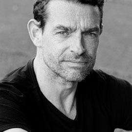portrait homme en noir et blanc  style épuré et corporate 