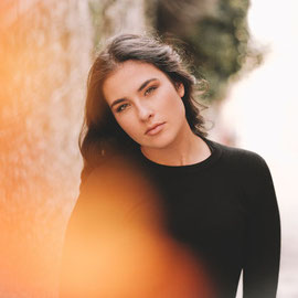 portrait femme en lumiére naturelle sur blois et region centre val de Loire 