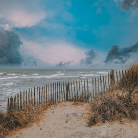 une plage au coucher du soleil dans le nord de la france 