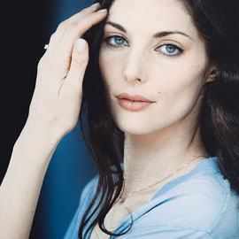 Portrait professionnel comédienne en lumière naturelle à Paris