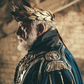 portrait d'un homme qui représente cesar lors d'une reconstitution historique 