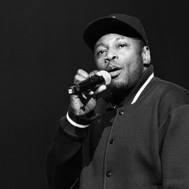 portrait en noir et blanc lumineux de l'artiste MC SOLAR