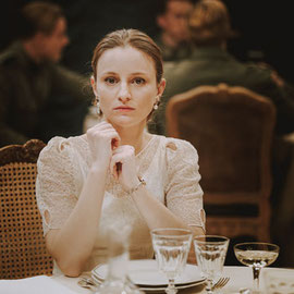 portrait de la comédienne Tiphaine daviot dans un film de guerre 
