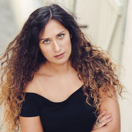 portrait femme sur paris en lumiére naturelle effet doux et lumineux 