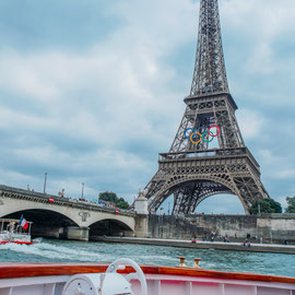 photo sur un bateau lors d'un événement coca cola sur la seine en face de la Tour Eiffel avant les jeux olympiques de paris 